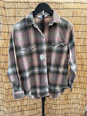 Old Navy Flannel Boyfriend Button up Long Sleeve Shirt. Green and Pink Plaid